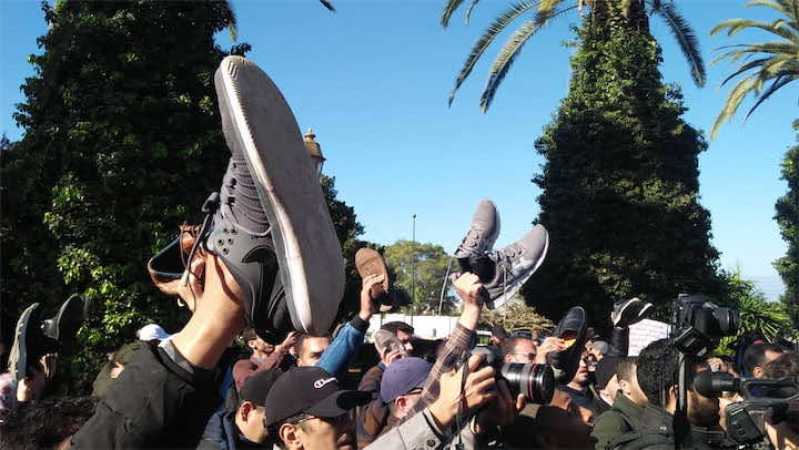 حاملو الشهادات يحتجون "حفاة" في الرباط طلبا للترقية وتغيير الإطار- فيديو وصور