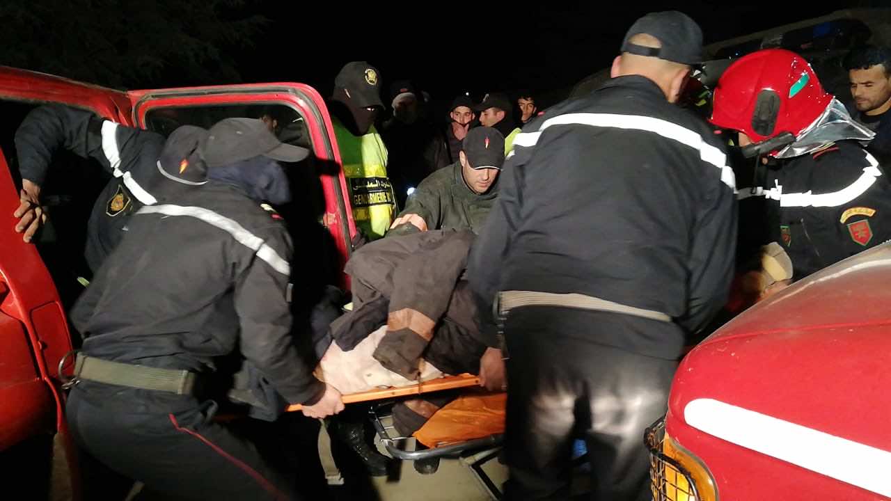 لحظات إنقاذ الشابين العالقين في جبل "تدغين"-فيديو