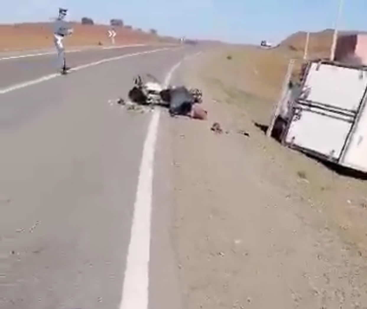 شيشاوة..انقلاب شاحنة في حادث اصطدام مع دراجة نارية - صور 