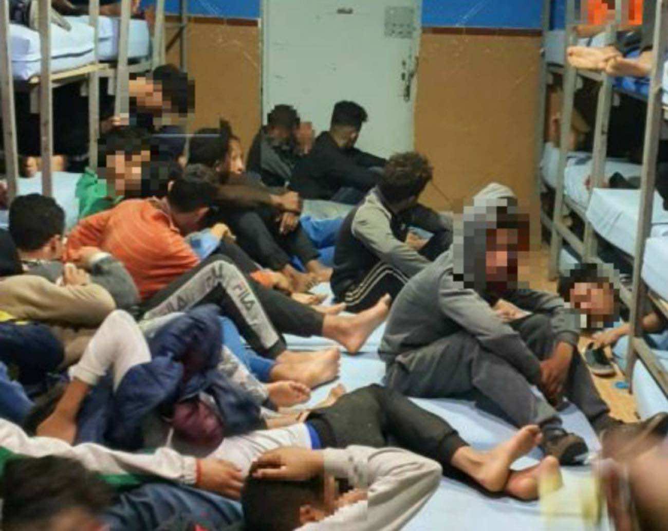 قاصرون مغاربة "في شبه معتقلات" في مليلية.. نوم تحت الأسرة واكتظاظ يهدد حياتهم