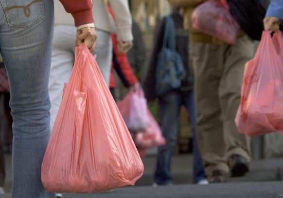 مطالب برلمانية بتفعيل قانون منع الأكياس البلاستيكية بعد عودتها من جديد إلى الأسواق