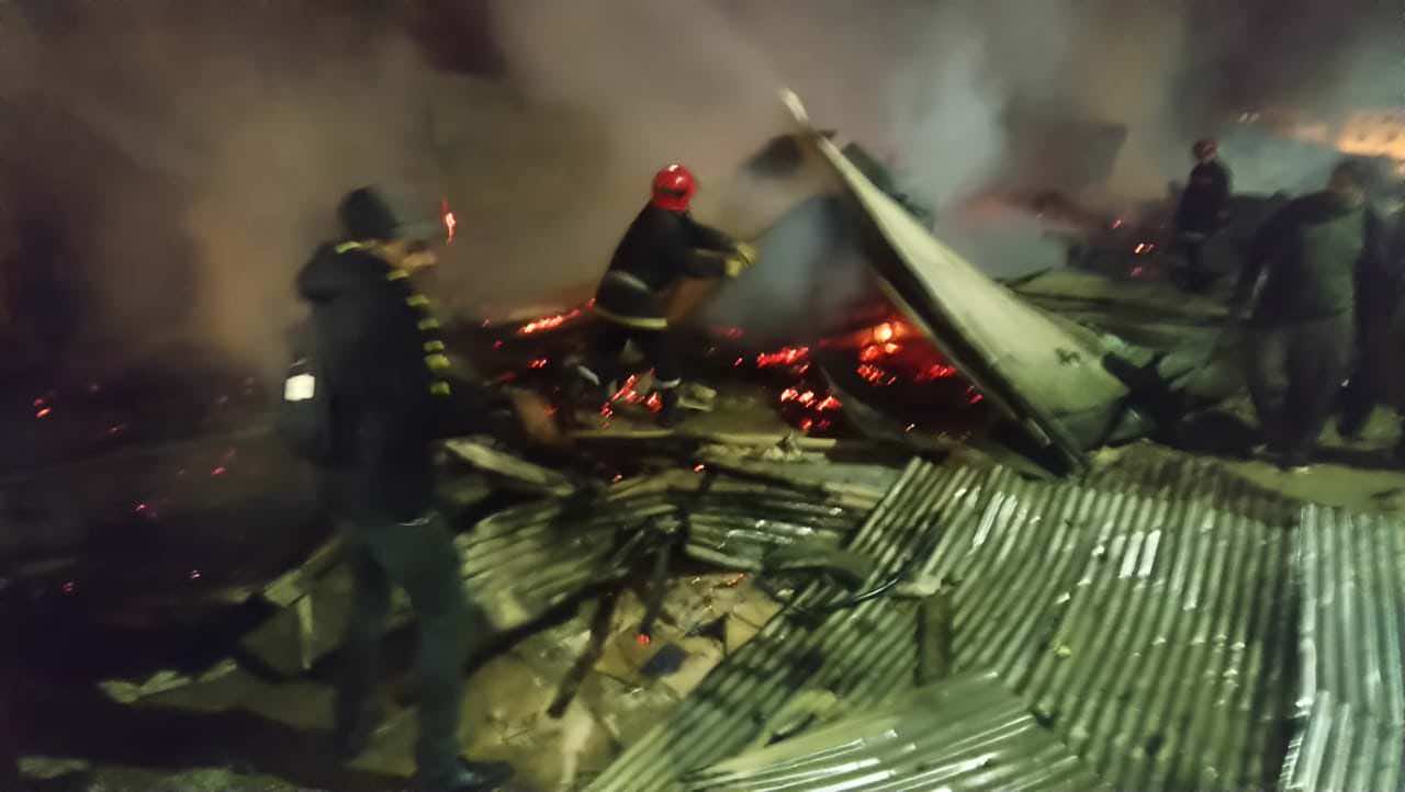 القصر الكبير.."عناصر الوقاية المدنية تسيطر على حريق  بسوق “المرينة البرارك" ..والحصيلة الأولية 20 محلا تحول إلى رماد