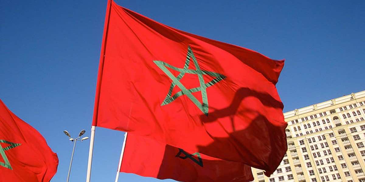 متظاهرون يحرقون العلم الوطني قرب الإقامة الملكية في فرنسا - صور