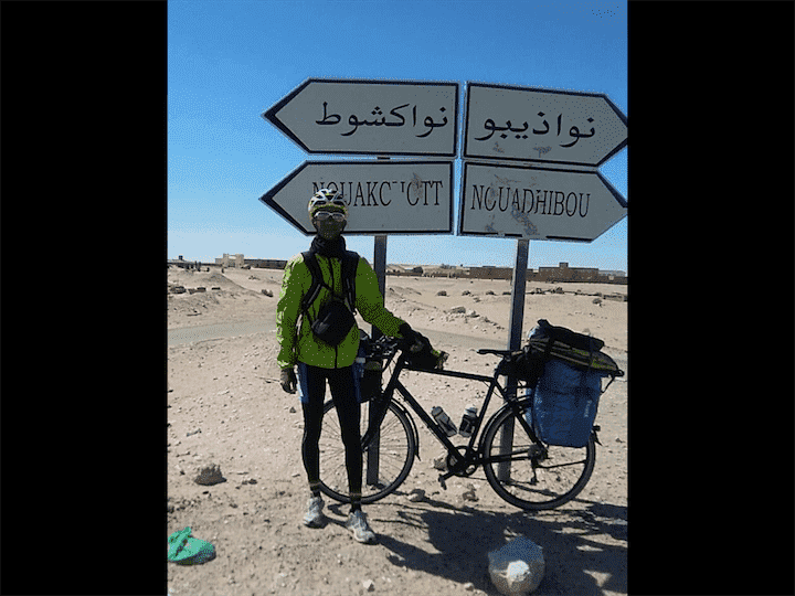 رحالة مغربي يواصل من السنغال رحلته عبر العالم على متن دراجته