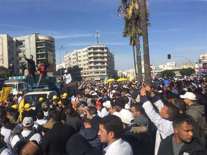 الدارالبيضاء.. مسيرة حاشدة للأساتذة المتعاقدين وتطويق أمني كثيف - فيديو