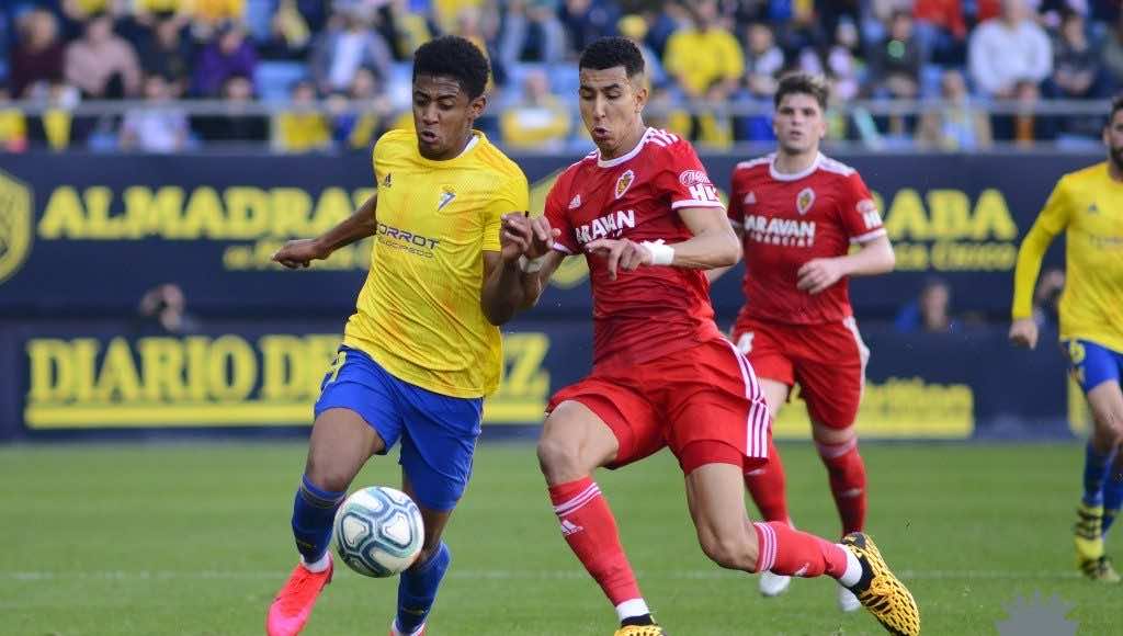 جماهير سرقسطة الإسباني تختار نجم الرجاء السابق كأفضل لاعب في مباراة قاديس