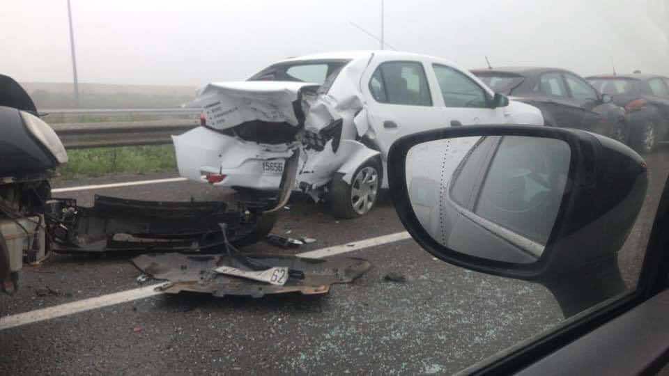 الضباب يتسبب في حادث خطير.. اصطدام 8 سيارات يشل الحركة بالطريق السيار بين الرباط والبيضاء- صور