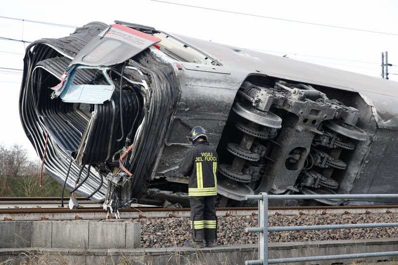 مقتل شخصين وإصابة 25 في حادث انحراف قطار إيطالي عن سكته