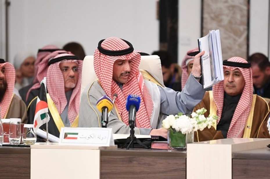 رئيس البرلمان الكويتي يرمي بوثائق "صفقة القرن" في سلة القمامة -فيديو