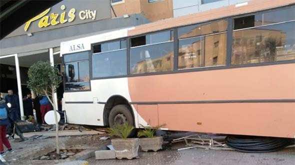 حافلة مجنونة تقتحم مقهى بمراكش-التفاصيل