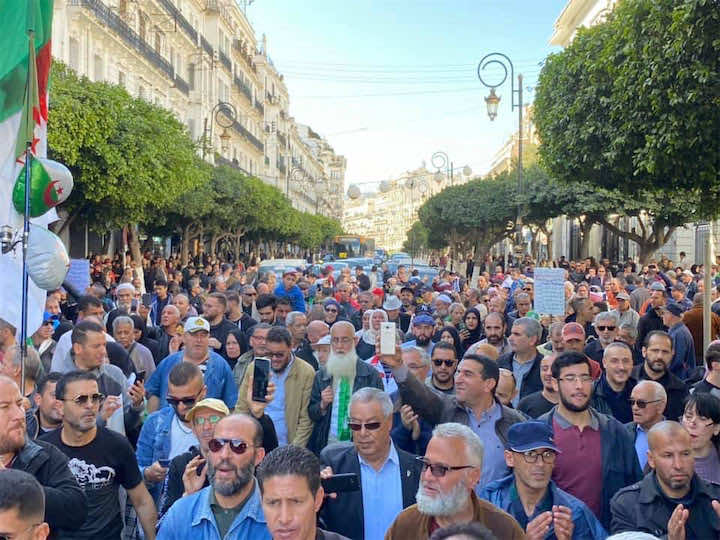 الغليان متواصل في الجارة الشرقية والآلاف يرفعون شعار "دولة مدنية ماشي عسكرية"- صور