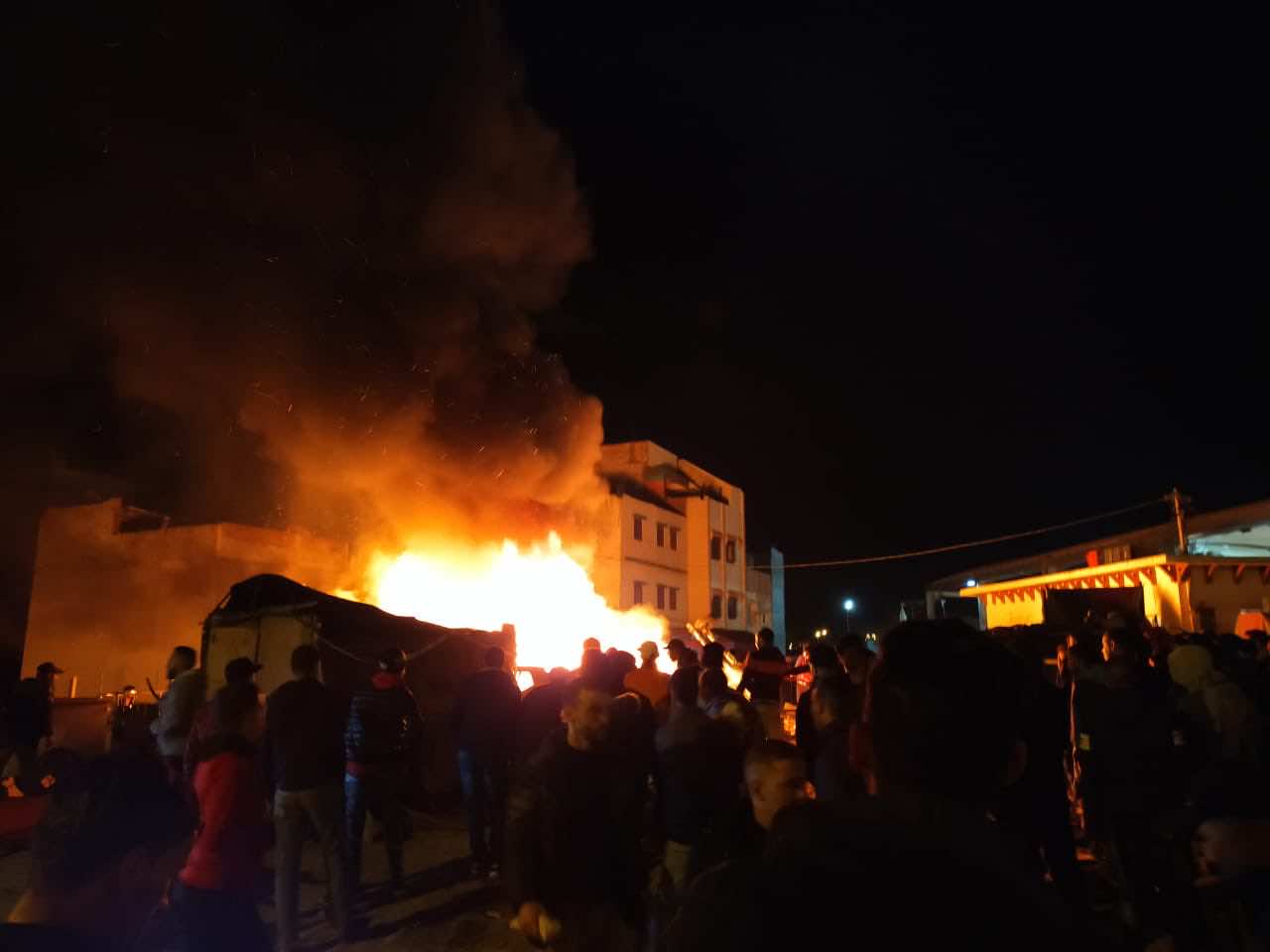 طنجة.. حريق بسوق حي بنكيران يلتهم متلاشيات ودراجة نارية -فيديو