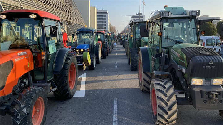 إسبانيا.. آلاف المزارعين يتظاهرون بالجرارات احتجاجا على تدني أسعار منتجاتهم -فيديو