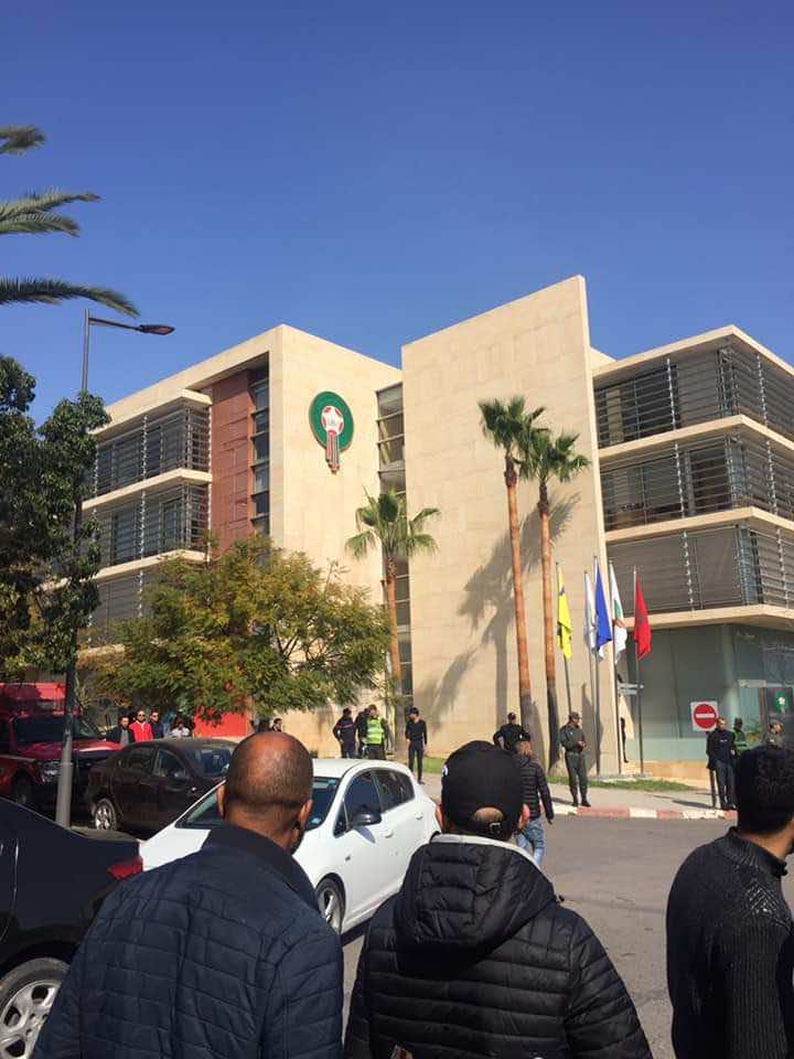 بعد منع مسيرة "الغضب".. جماهير الجيش تحتج أمام جامعة الكرة