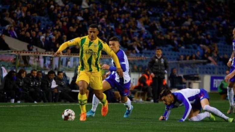 ينافس ليفانتي وآلافيس.. "عملاق" أوروبي "يرغب" في التعاقد مع مدافع مغربي