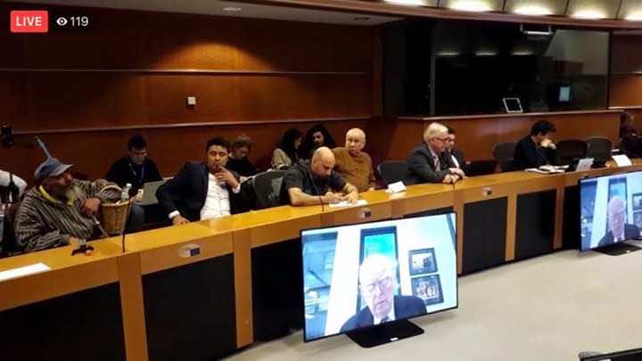 أحد أبرز وجوه "حراك الريف" يثير الانتباه بعكازه وسلته في البرلمان الأوربي