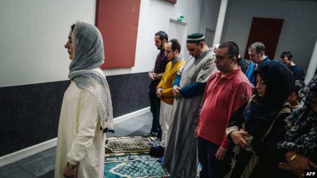 صلاة جمعة في أحد مساجد باريس تثير الجدل.. الإمام امرأة واختلاط بين الجنسين