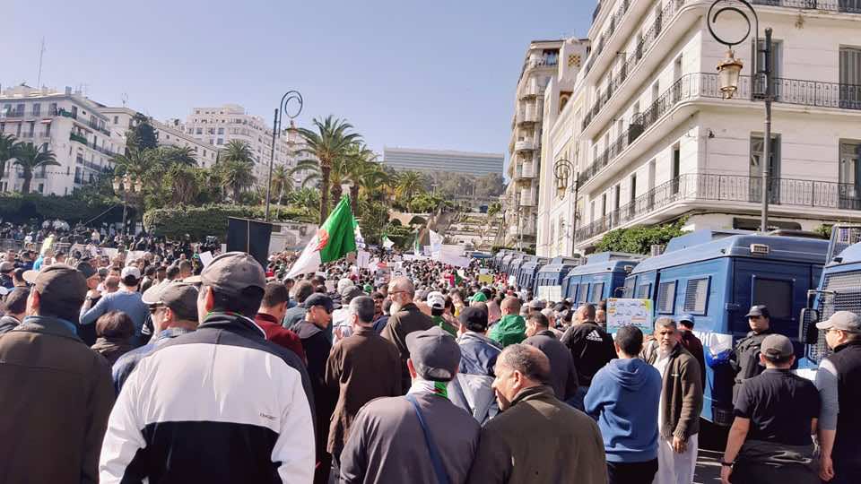 متظاهرو الحراك الجزائري: "ما كاينش كورونا.. كاين للي سرقونا"