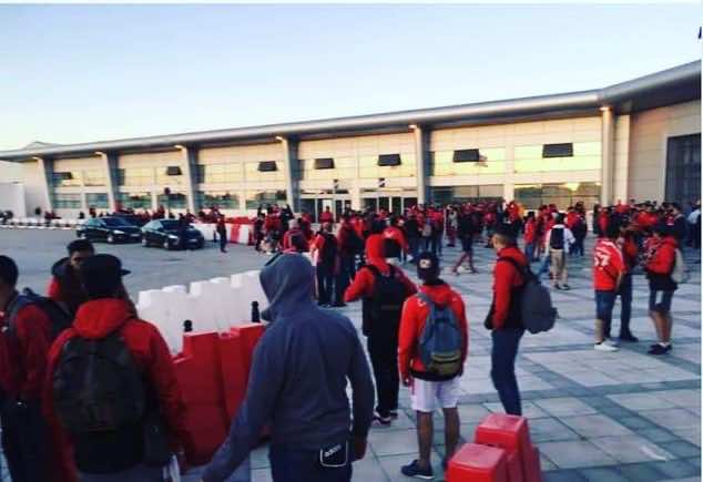 سفارة المغرب بتونس تتدخل لفك "حصار" جماهير الوداد بمطار قرطاج