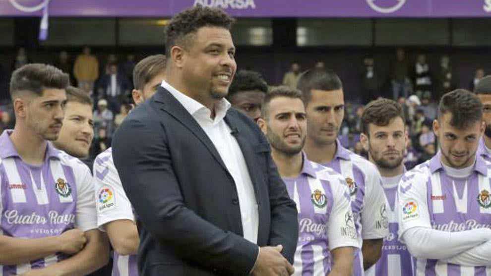 هاتف وتذاكر سفر.. منحة رونالدو للاعبي بلد الوليد بعد الفوز على الإسبانيول