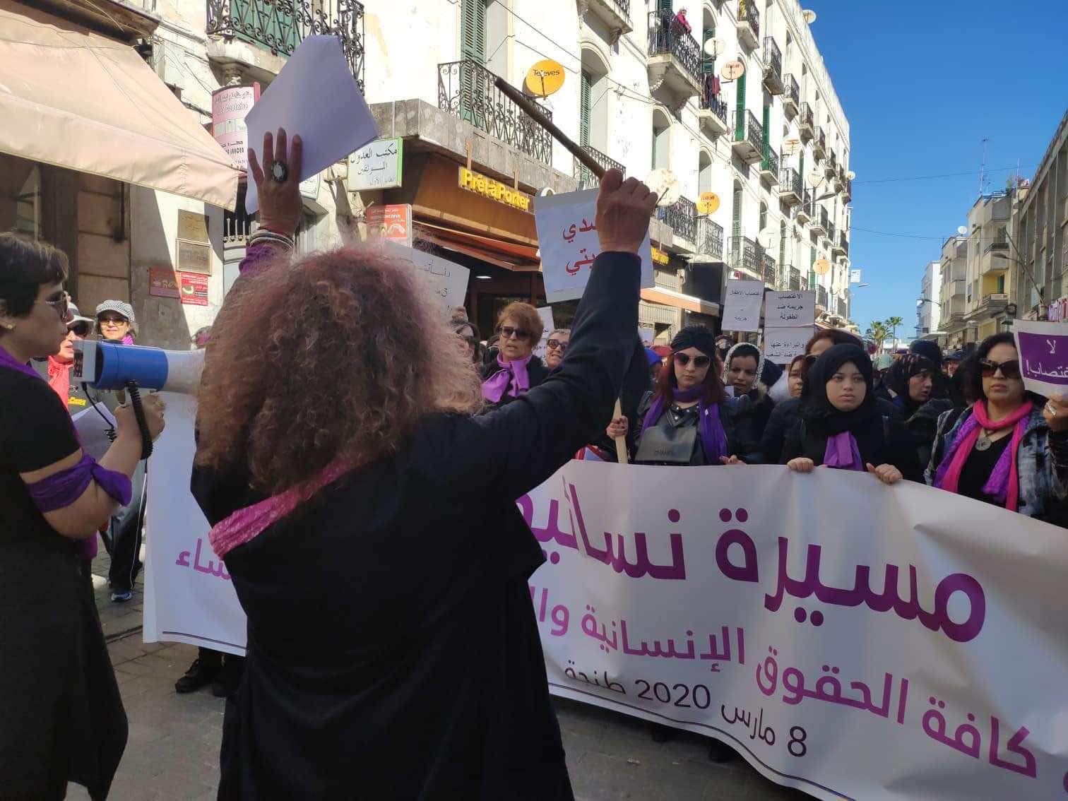 في يومهن العالمي..مسيرة نسائية تجوب شوارع طنجة للمطالبة بالمساواة والحماية من التحرش والإغتصاب