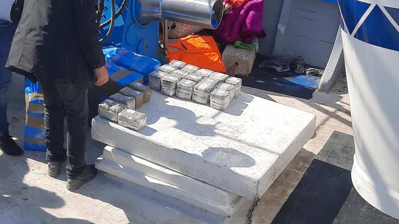 طنجة.. حجز طن و150 كيلوغرام من مخدر الشيرا بميناء الصيد البحري