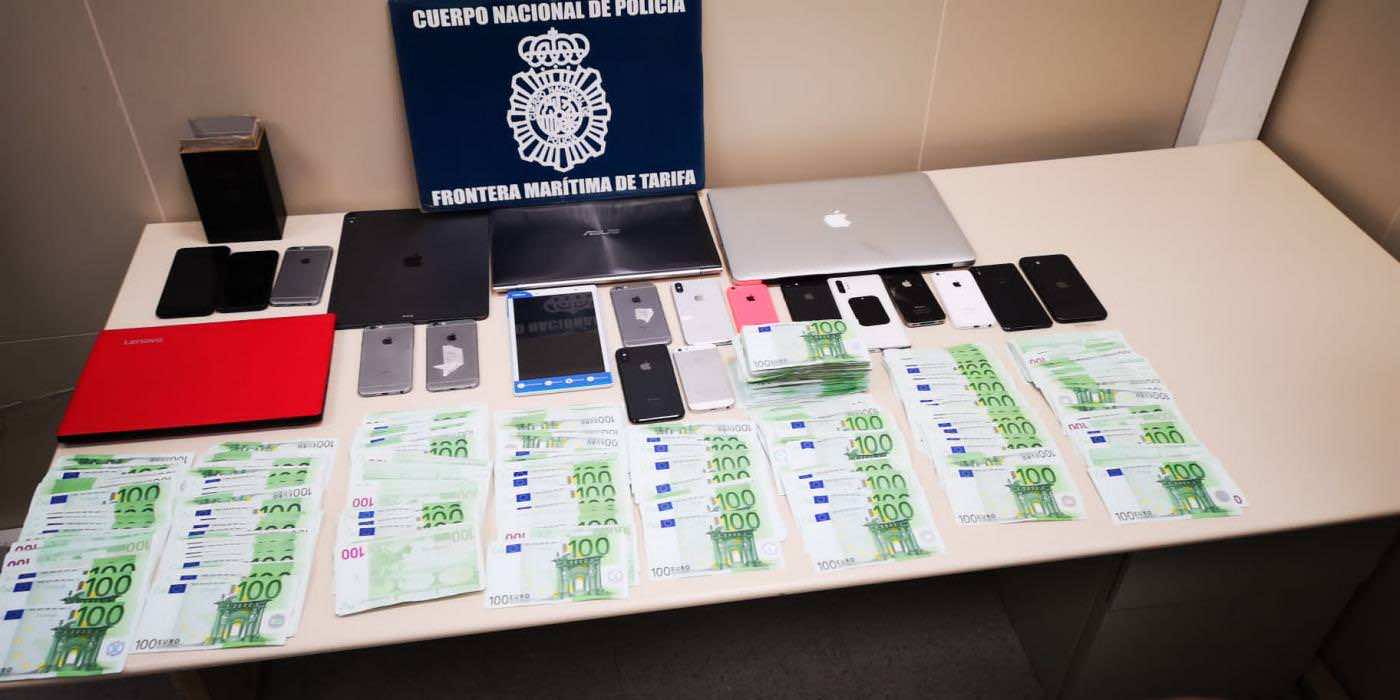 متجهين إلى طنجة.. توقيف مغربيين حاولا إرشاء شرطي إسباني مقابل تهريب 100 مليون سنتيم وأجهزة إلكترونية