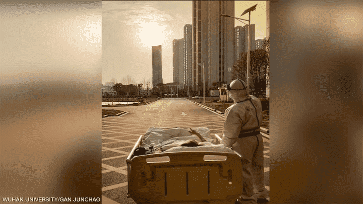 طبيب ومريض وشمس.. قصة "صورة كورونا" التي هزت شبكات التواصل