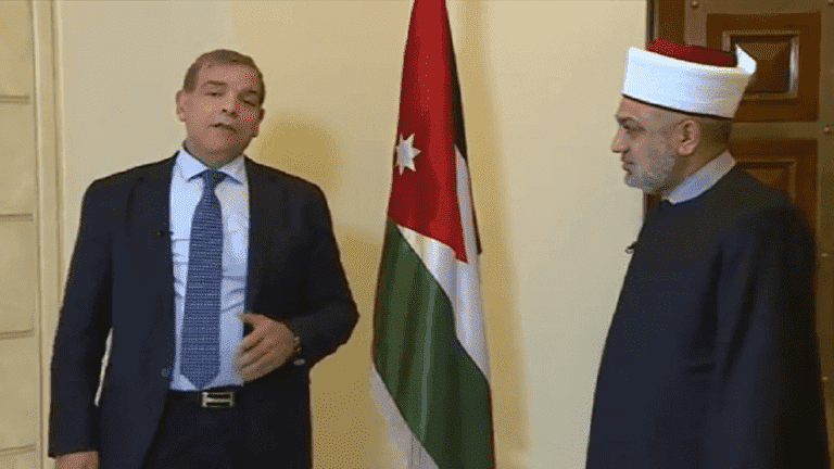 وزيرا الأوقاف والصحة الأردنيان يشتركان بمشهد تمثيلي للتحسيس بالوقاية من كورونا - فيديو