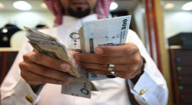 نقود تحت "الحجر الصحي"...السعودية تعزل عملاتها الواردة من خارج البلاد