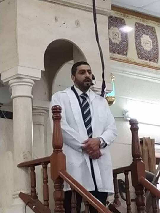 في زمن الـ"كورونا".. طبيب فلسطيني على منبر الجمعة