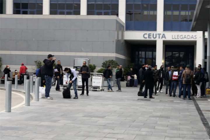 بعد تعليق الرحلات مع إسبانيا.. مغاربة قادمون من إيطاليا عالقون في الجزيرة الخضراء بعد رفض نقلهم إلى سبتة المحتلة