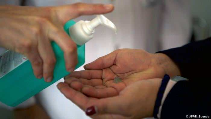 الحكومة تحدد أسعار المطهرات الكحولية.. اللتر لن يتجاوز 105 دراهم