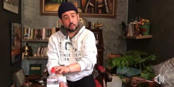 الممثل طارق البخاري يصنع معقما يدويا بالمنزل.. ويشارك التجربة مع الجمهور- فيديو