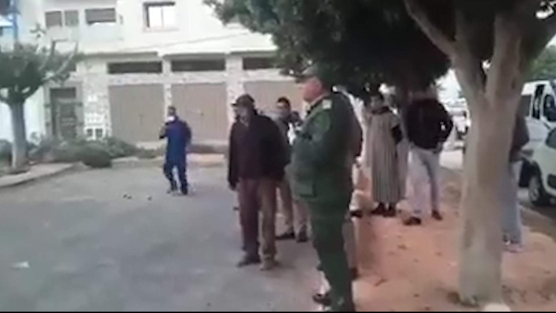 نموذج يحمل رسائل عميقة...رجل سلطة يفرق جمعا خالف الحجر بخطاب الوطنية-فيديو