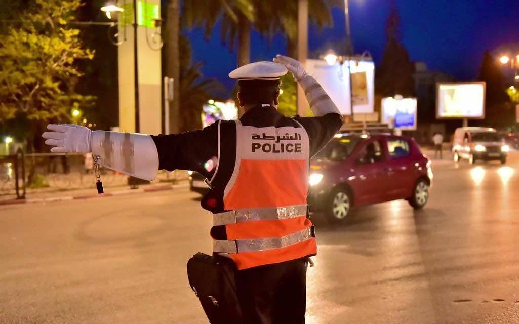 الأمن يسمح بتقديم ورقة الخروج الاستثنائية للمراقبة من وراء زجاج السيارات - فيديو