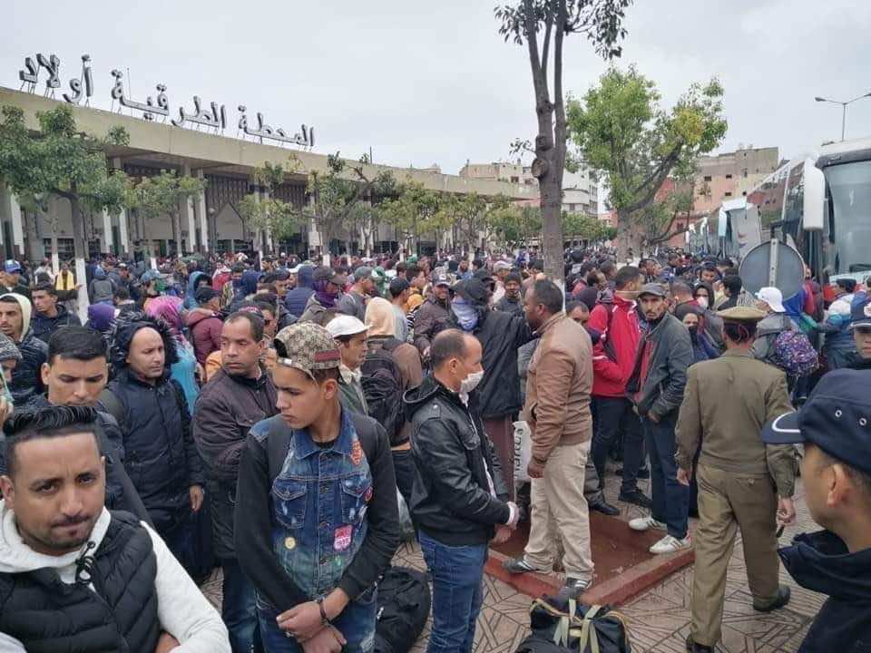 رغم التحذير من التجمعات.. محطة “ولاد زيان” تكتظ بالمسافرين..فوضى وازدحام وصفر وقاية!-صور