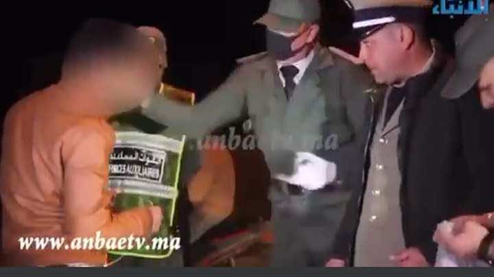 شريط فيديو يوثق لحظة تعنيف رجل سلطة مواطنين بالتصرفيق والركل.. ونشطاء: أين هو القانون؟- فيديو