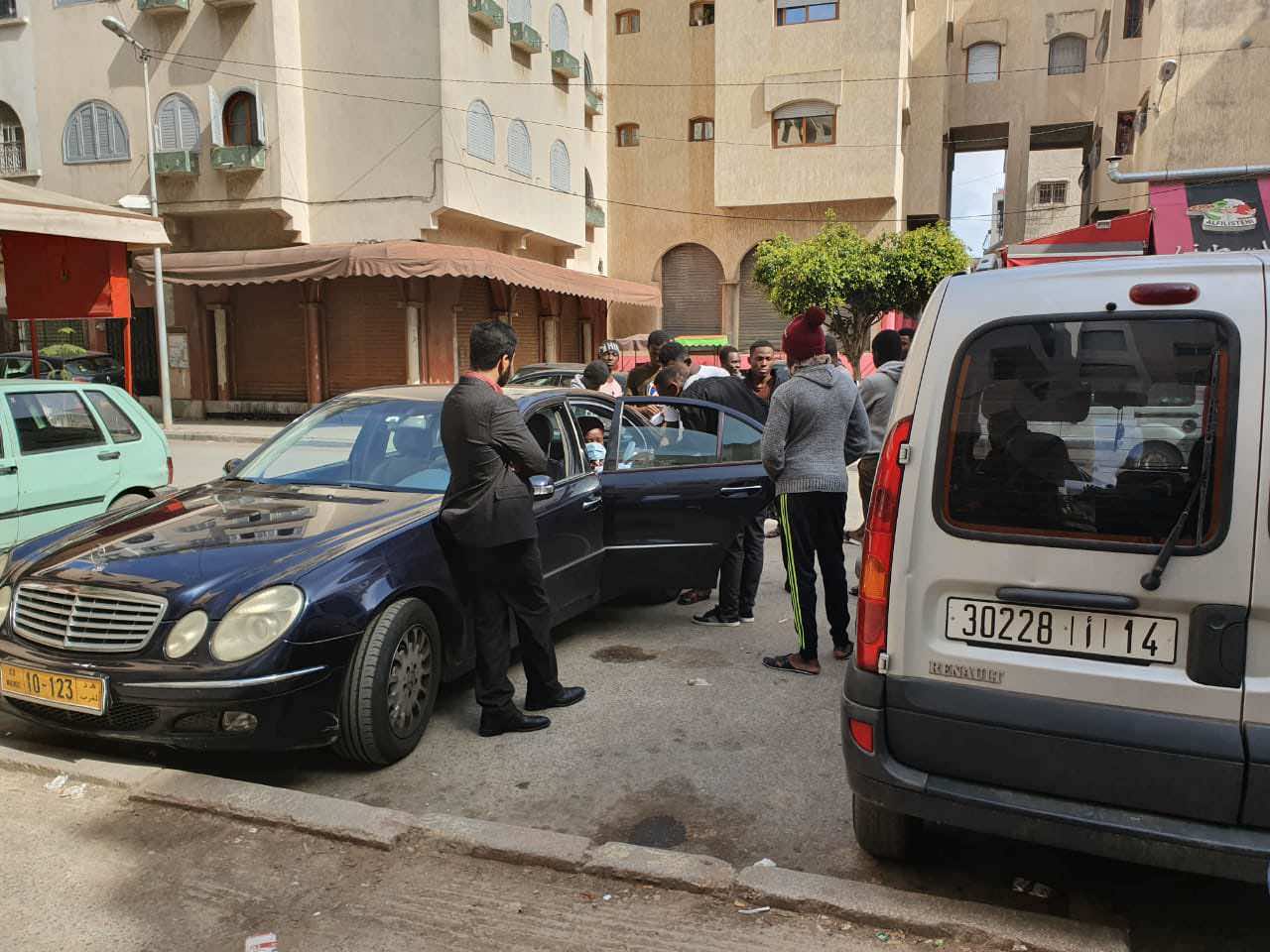سفارة غانا "توزع" مبالغ مالية على مواطنيها بالمغرب لمواجهة تداعيات "كورونا"– صورة-