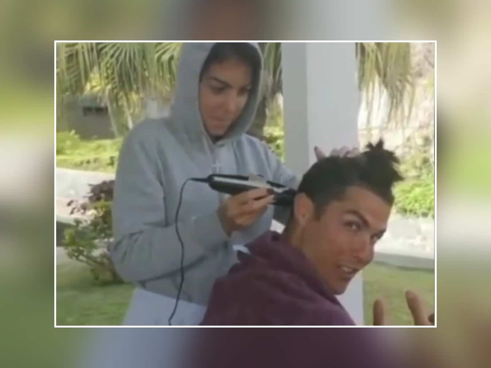 رونالدو يستعين بحبيبته لحلاقة شعره في المنزل - فيديو