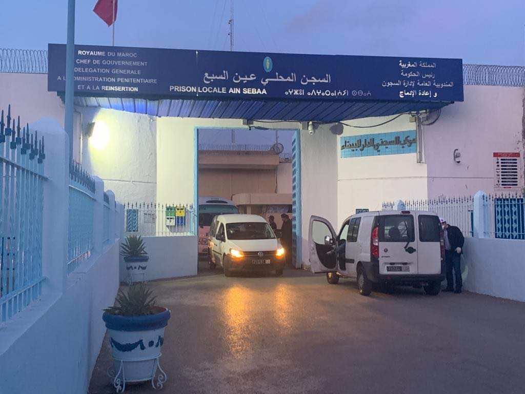 المستفيدون من العفو يغادرون سجن عكاشة...سيلتزمون بالحجر الصحي تحت وصاية رجال السلطة والعملية ستستمر إلى الأربعاء -فيديو