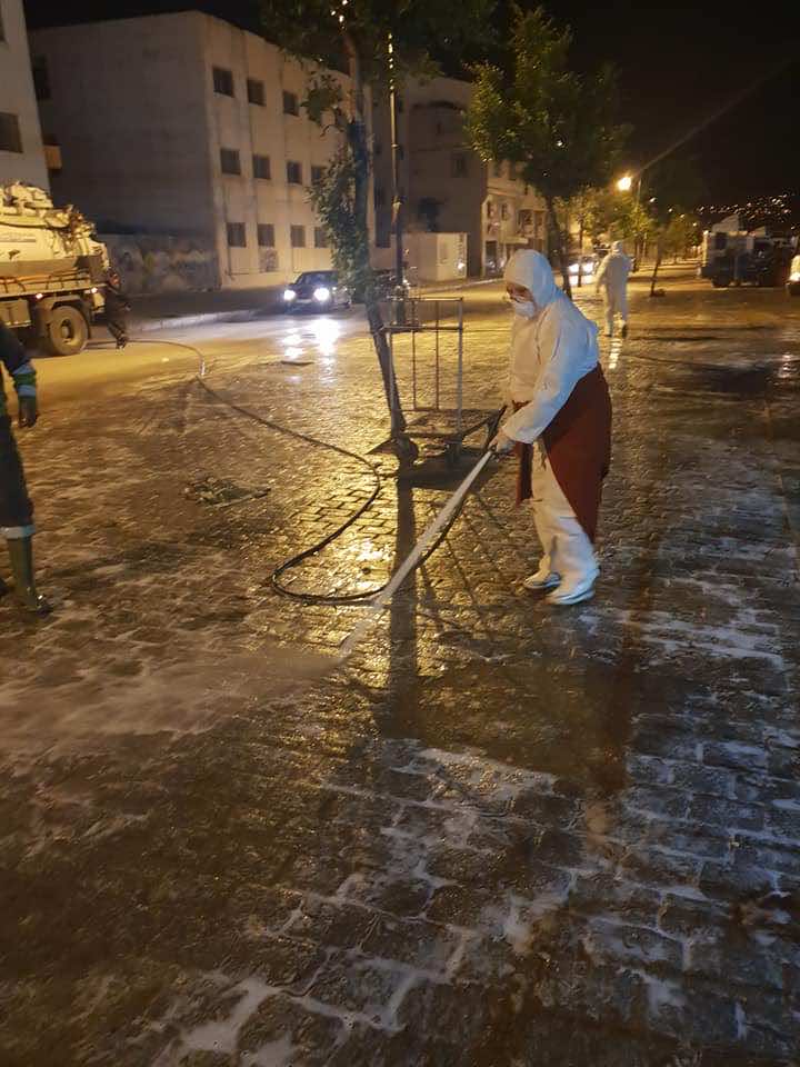 طنجة.. نائبة رئيس مقاطعة مغوغة تتطوع لتعقيم الشوارع والأحياء رفقة عمال النظافة