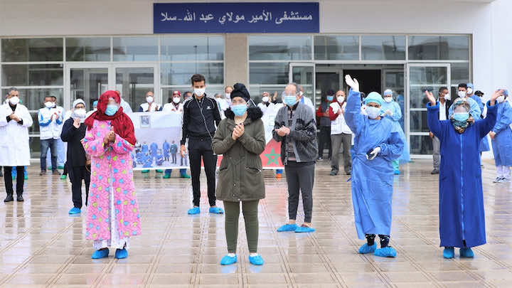 أعمارهم بين 19 و70 سنة..أجواء احتفالية لحظة مغادرة 7 حالات متعافية من كورونا مستشفى سلا