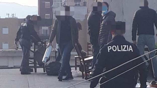 تحايلوا على الشرطة في إيطاليا واحتفلوا فوق الأسطح.. هيلوكوبتر تحلق لترصد هويتهم-فيديو