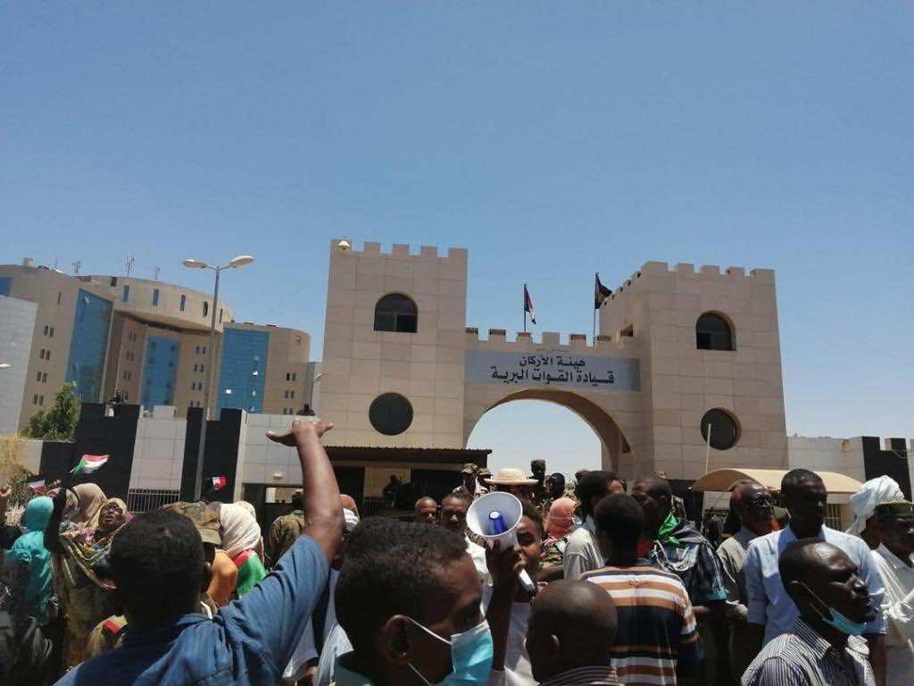 في زمن كورونا.. سودانيون يخرجون لإسقاط الحكومة وشرطة الخرطوم تواجههم بالغاز المسيل للدموع - فيديو