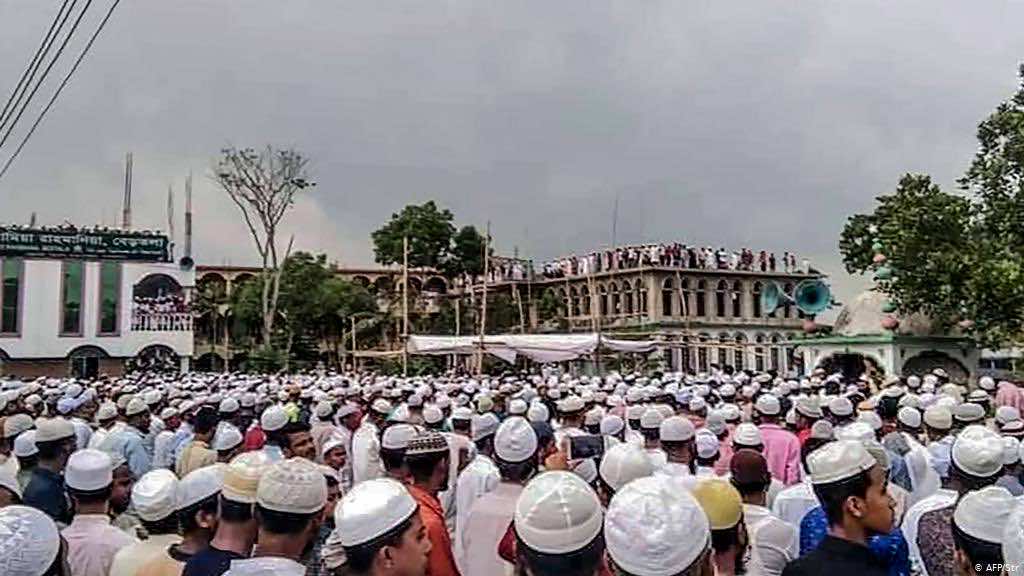 بنغلاديش.. الآلاف يتحدون قيود "الحجر الصحي" لحضور جنازة داعية بارز