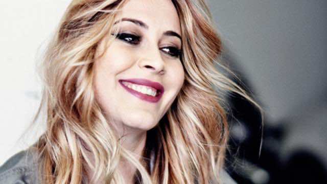 فنانة هولندية علقت في المغرب.. تمضي الحجر الصحي وحيدة في منتجع سياحي