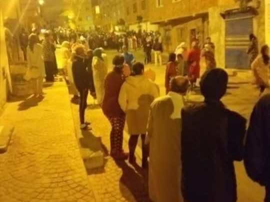 مواطنون في الفنيدق يخرقون الحجر الصحي ليلا للحصول على مساعدات غذائية- فيديو