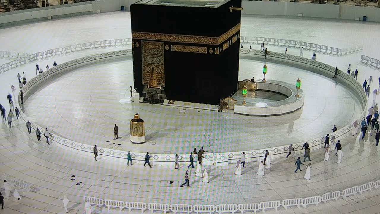 أول وفد من الخارج يؤدي مناسك العمرة بعد إغلاق كورونا.. خضعوا لحجر إلزامي
