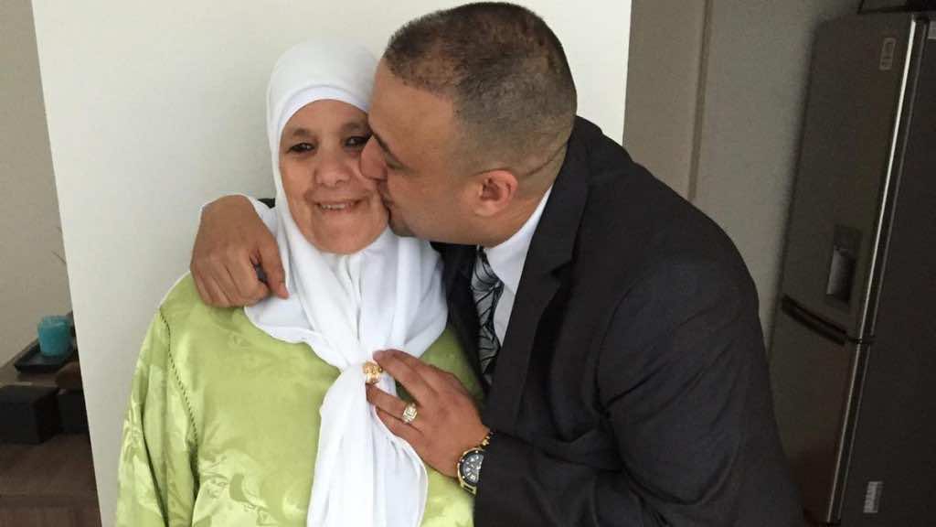 قصة مؤلمة لمهاجر مغربي بهولندا مع كورونا..فقد أمه ووالده وعمه في 9 أيام والفيروس لا زال يتربص بـ7 أفراد من أسرته